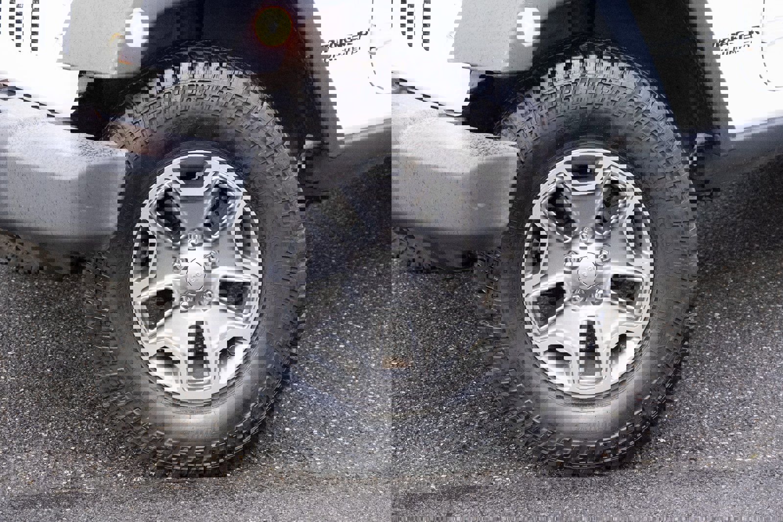 Used 2017 Jeep Wrangler Unlimited Rubicon w/ Connectivity Group image 18