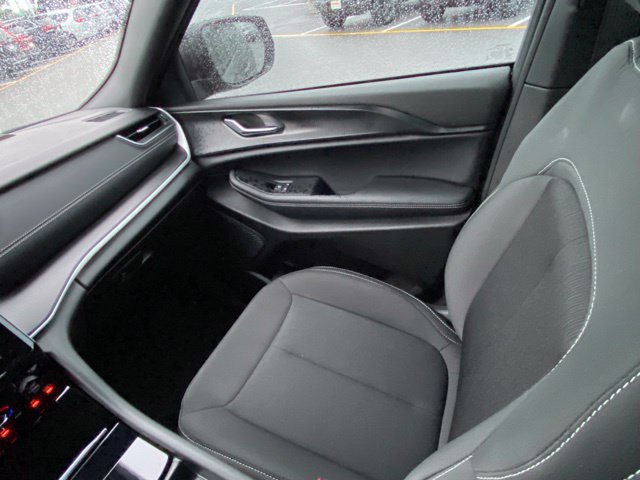 Used 2025 Jeep Grand Cherokee L Laredo AWD/4WD image 26