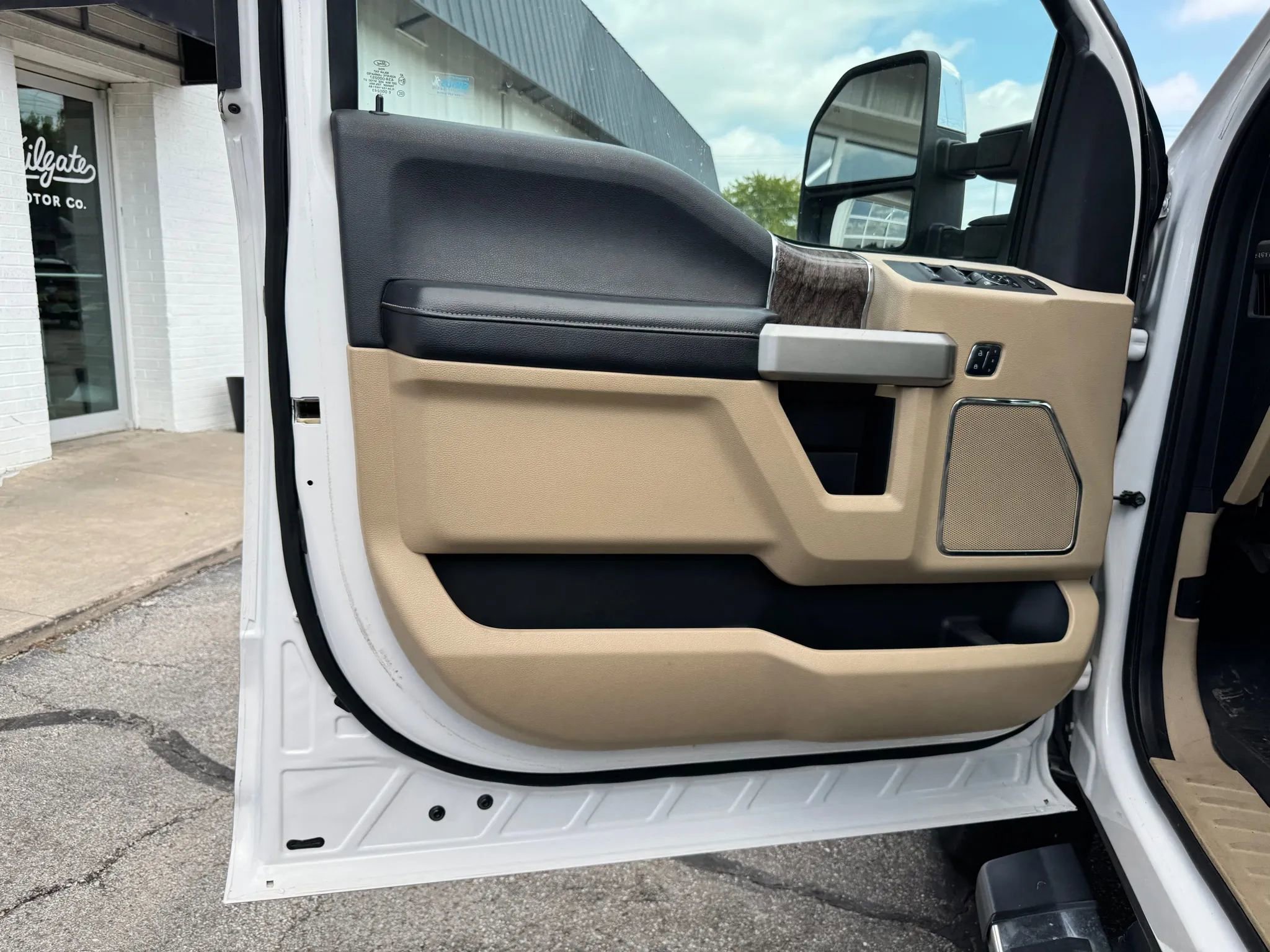 Used 2017 Ford F250 Lariat w/ Chrome Package image 24