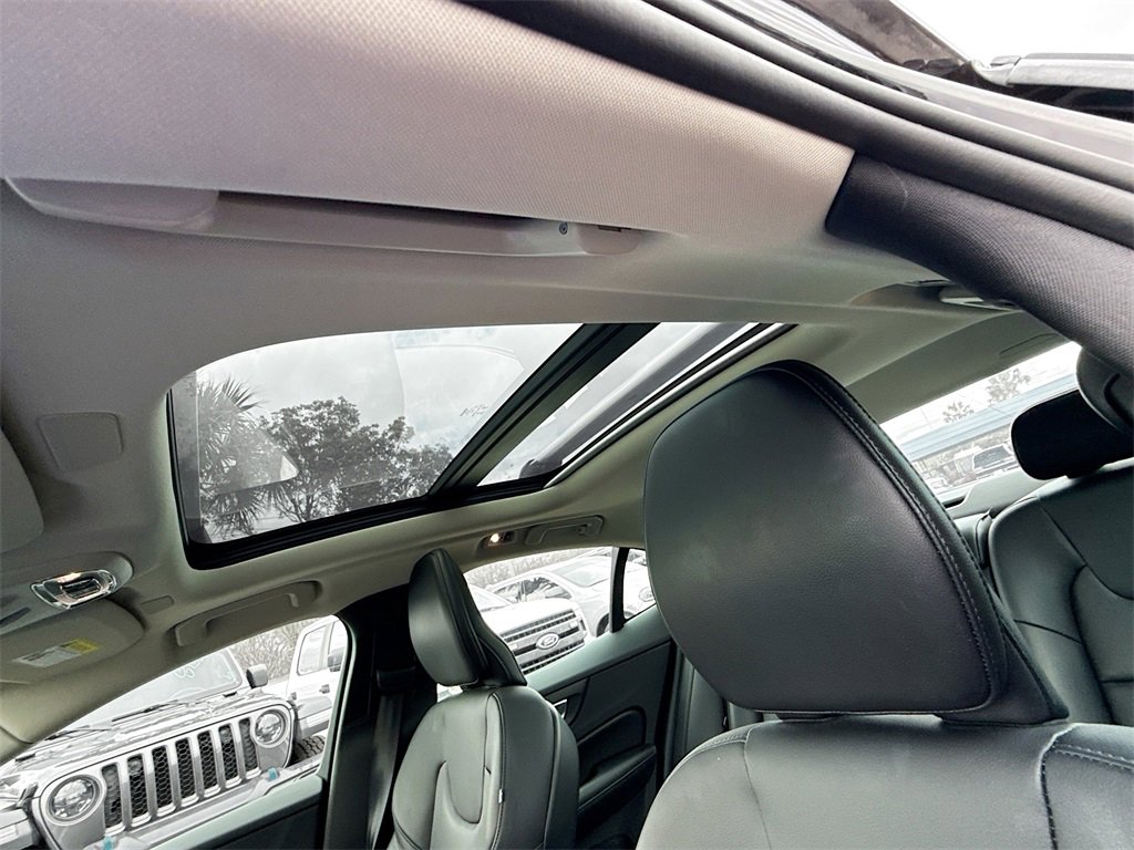 Used 2022 Volvo S60 T8 Inscription image 24