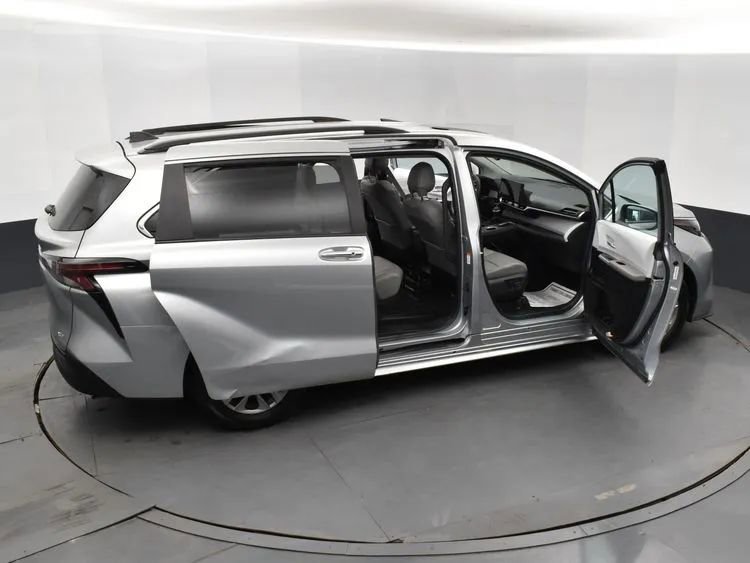 Used 2025 Toyota Sienna XLE image 6