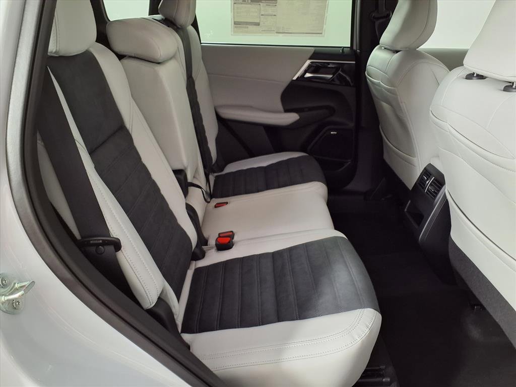 New 2025 Mitsubishi Outlander SE image 11