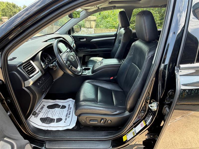 Used 2019 Toyota Highlander XLE AWD/4WD image 30