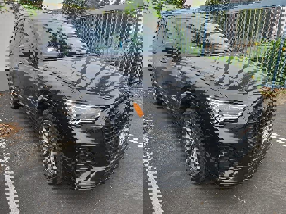 Used 2023 Audi Q3 2.0T Premium w/ Black Optic Sport Package image 4