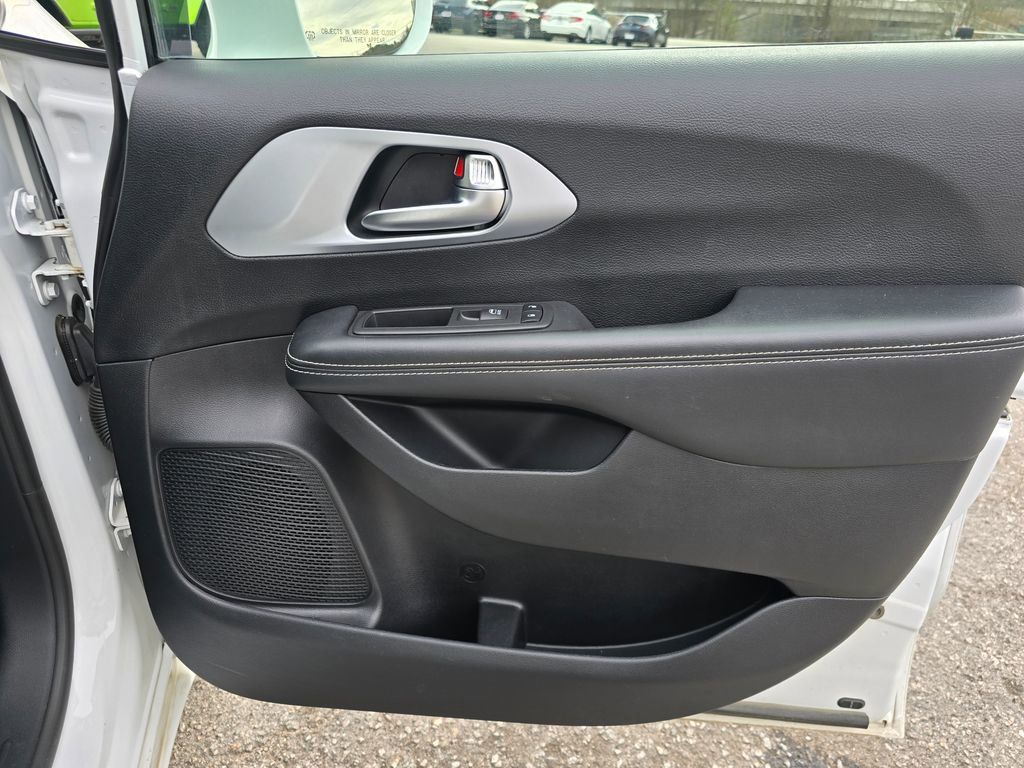 Used 2020 Chrysler Pacifica Touring w/ S Appearance Package image 46