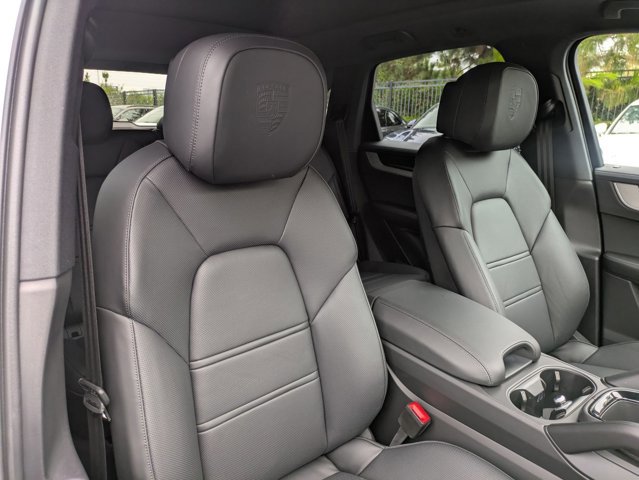 Certified 2025 Porsche Cayenne AWD/4WD image 24