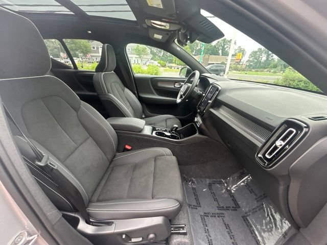 Certified 2025 Volvo XC40 B5 Plus AWD/4WD image 15