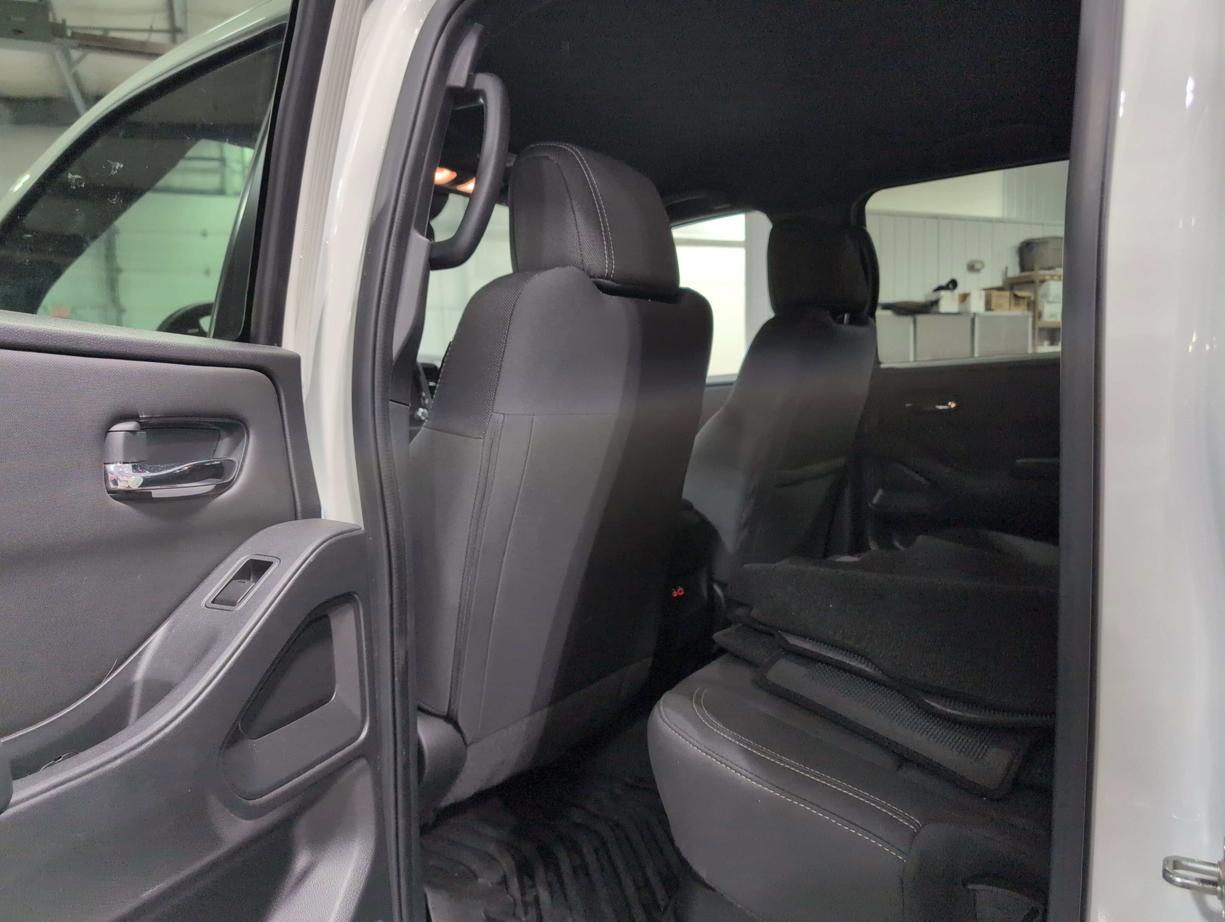 Used 2023 Nissan Frontier SV w/ Midnight Edition Package image 11