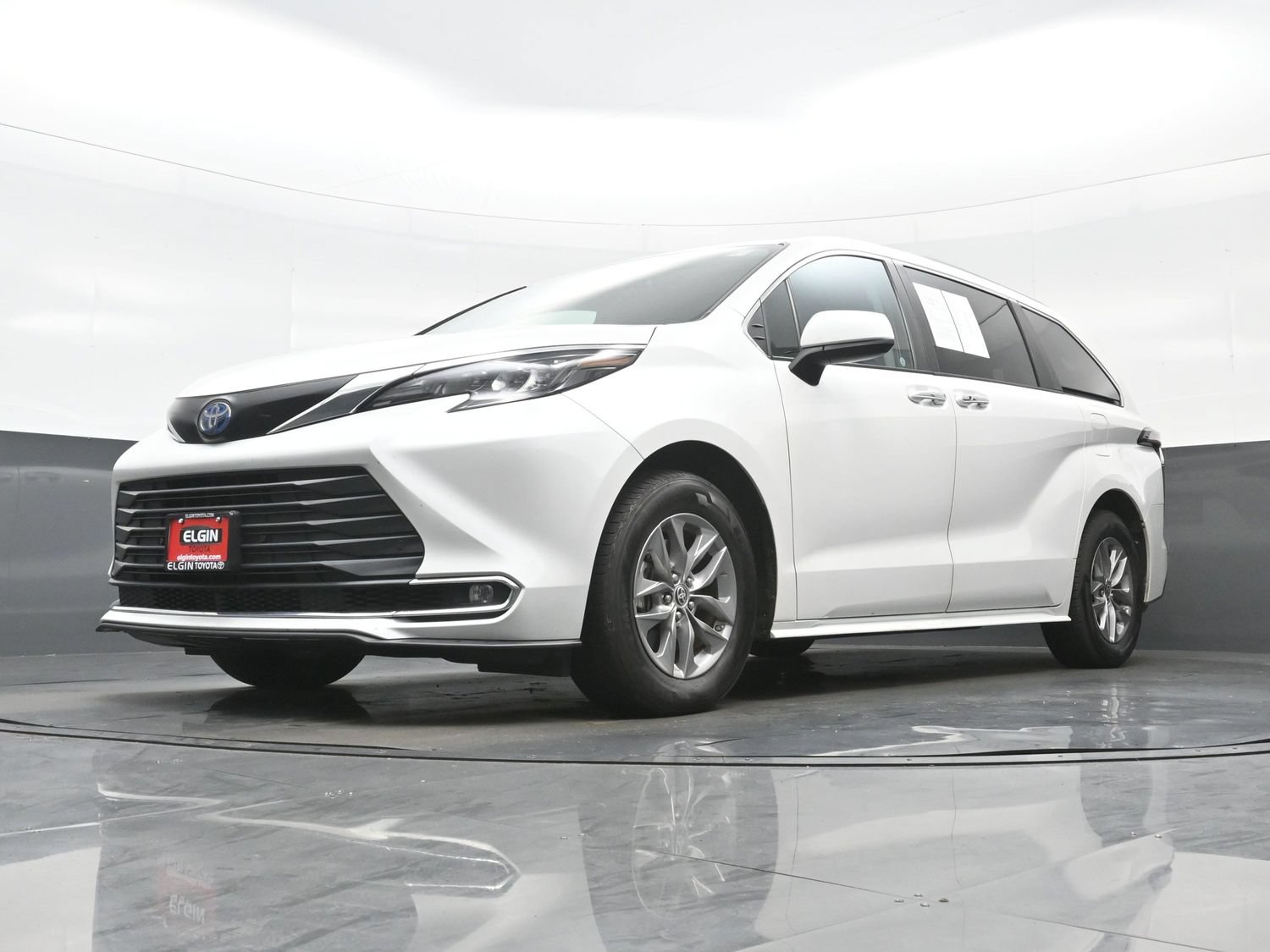 Used 2024 Toyota Sienna XLE AWD/4WD image 30