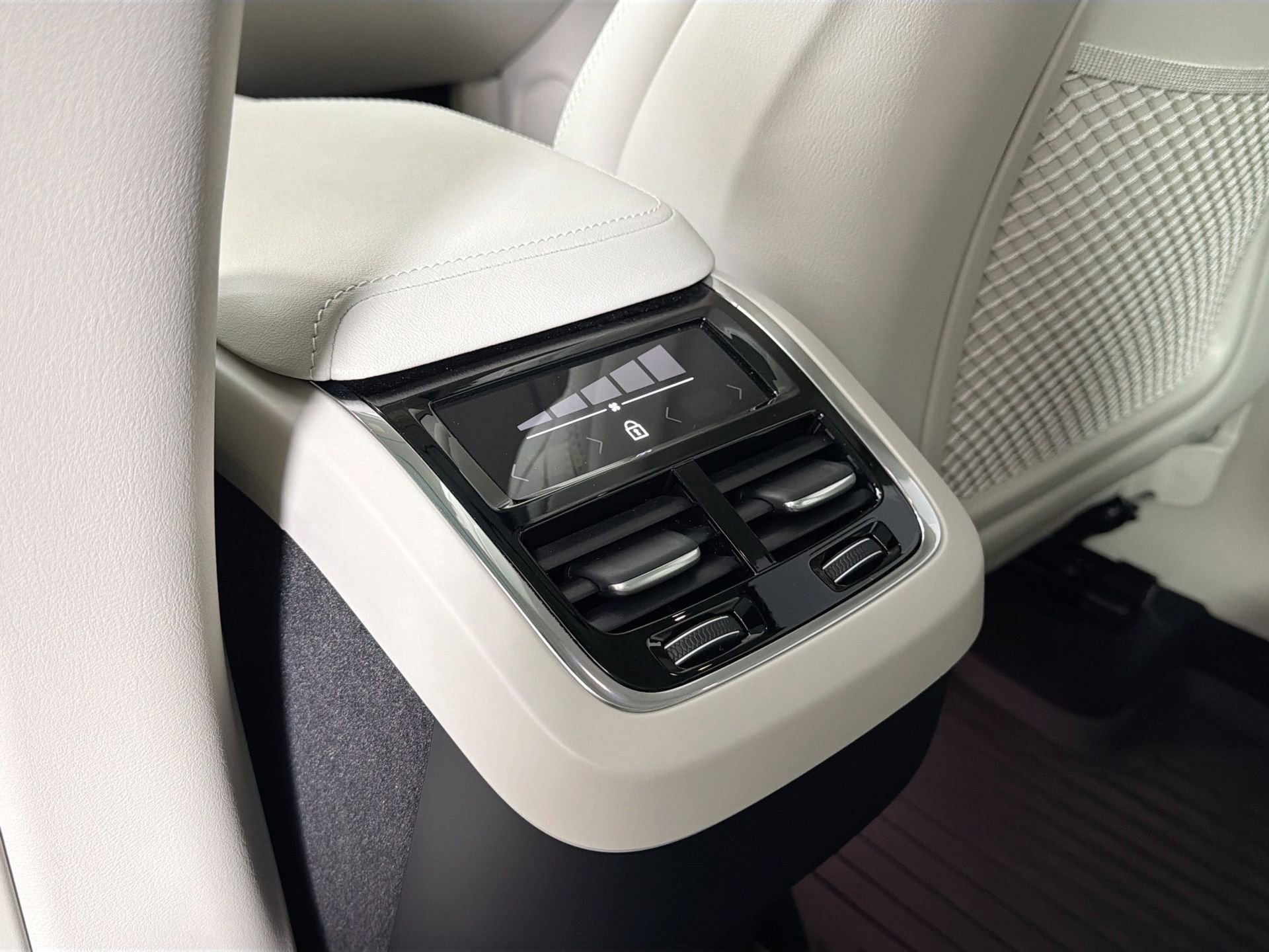 Certified 2025 Volvo XC60 B5 Ultra w/ Protection Package Premier image 27