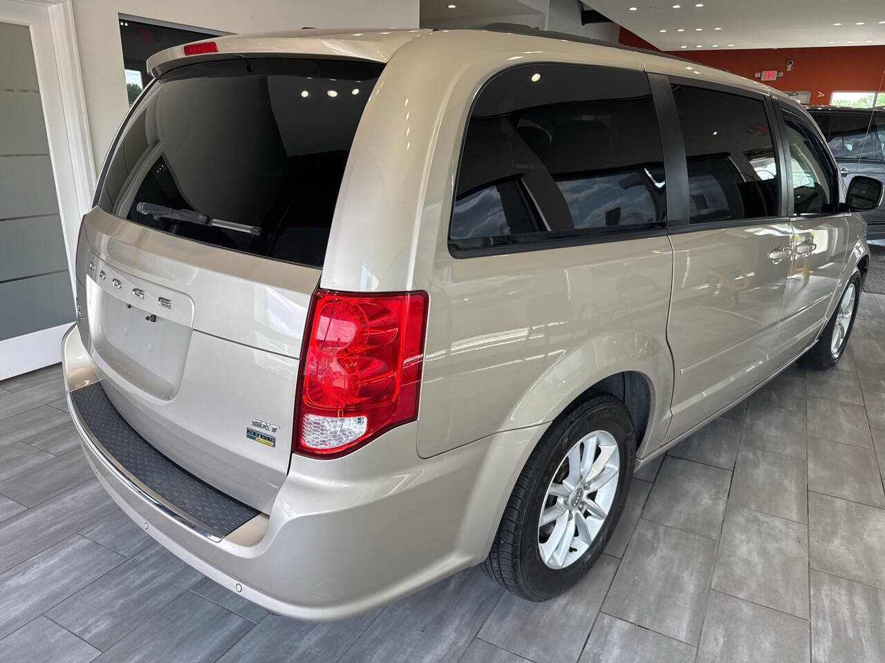 Used 2016 Dodge Grand Caravan SXT w/ Rear Park Assist Package FWD image 15