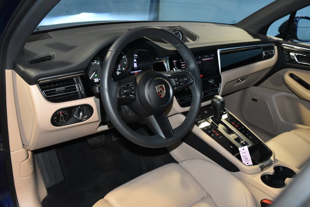 Certified 2025 Porsche Macan AWD/4WD image 4