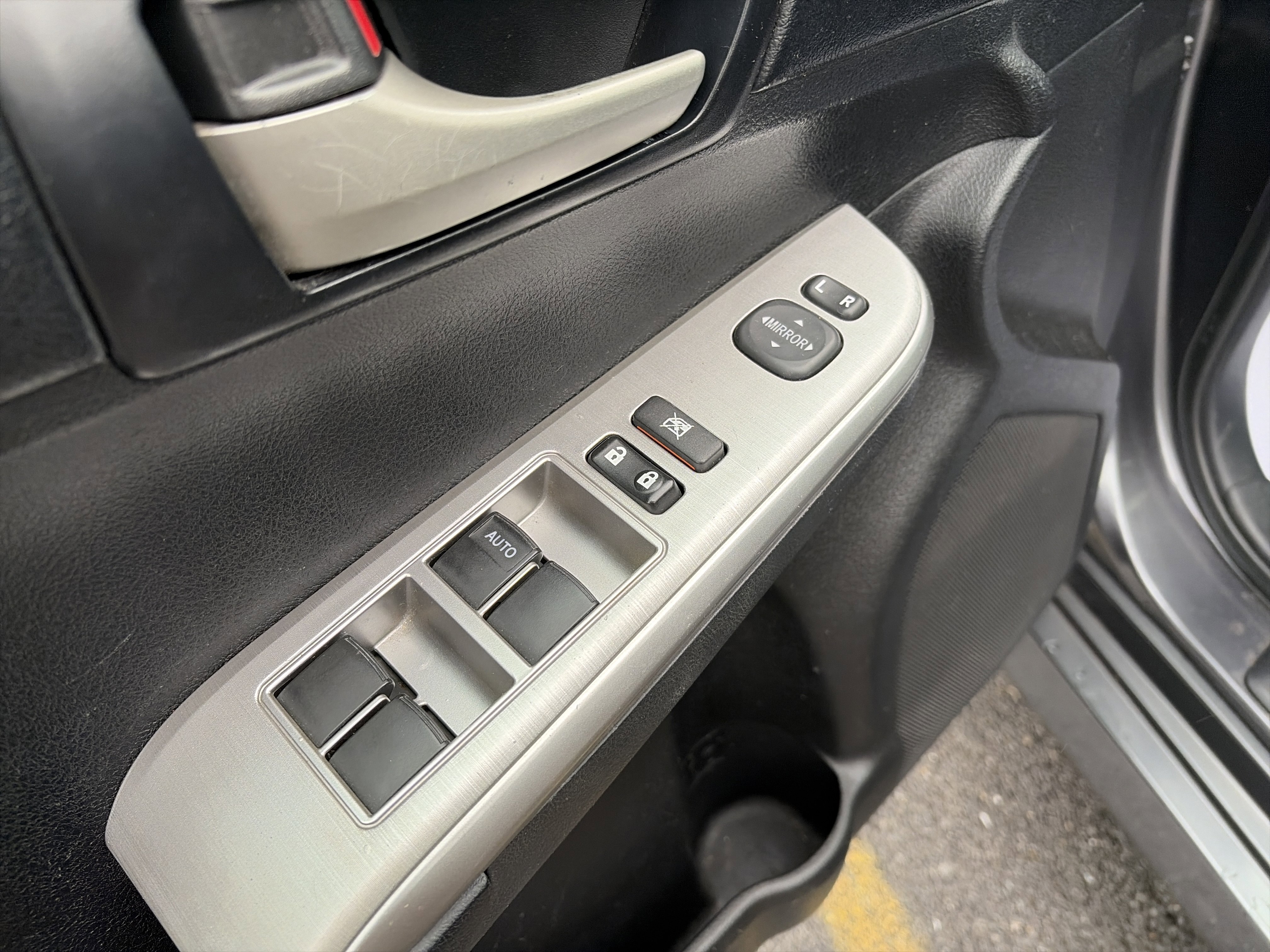 Used 2013 Toyota Camry L image 16