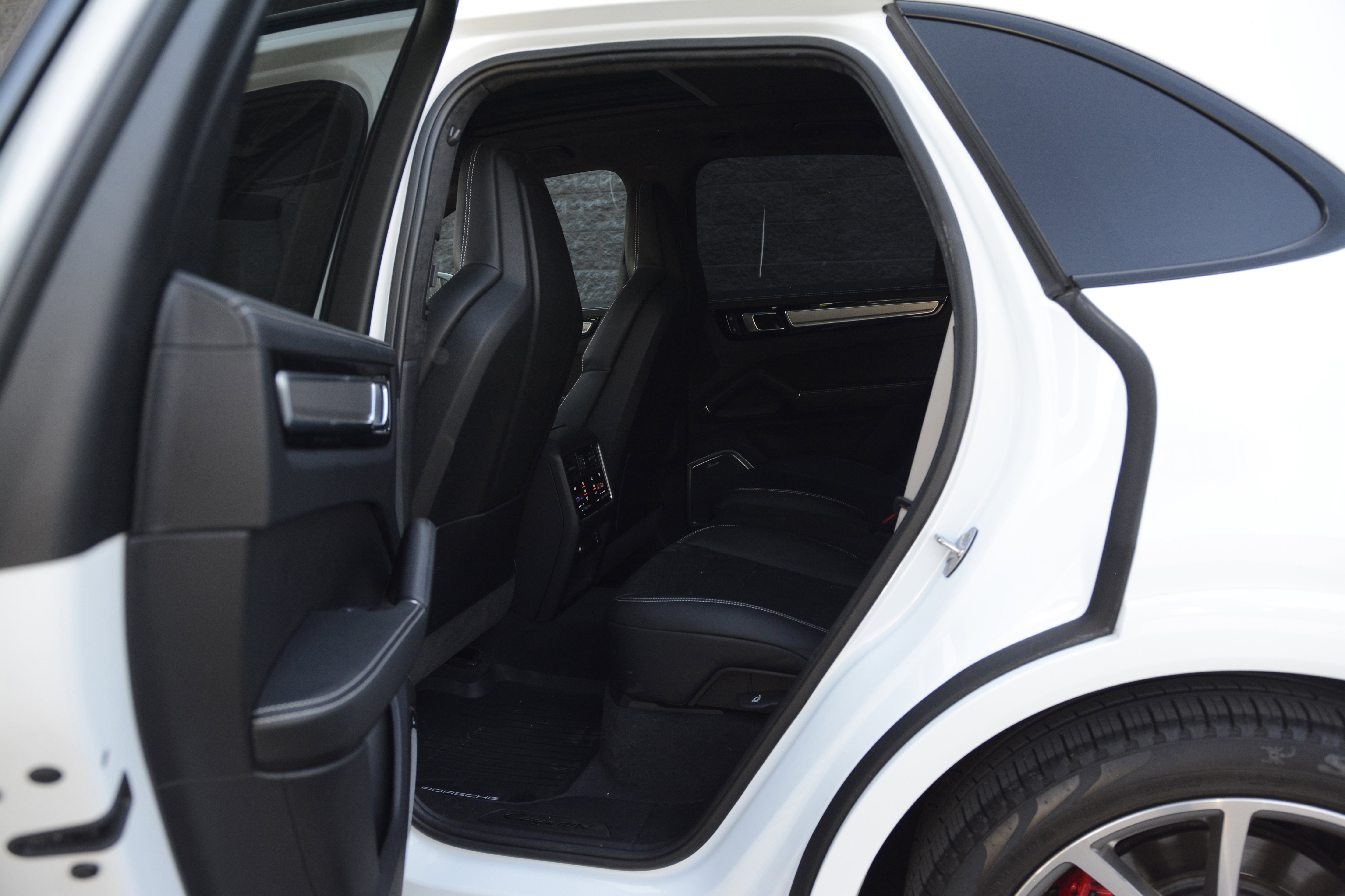 Certified 2022 Porsche Cayenne GTS AWD/4WD image 36