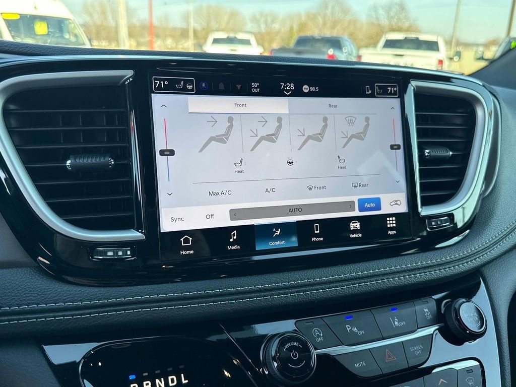 New 2026 Chrysler Pacifica Select AWD/4WD image 22