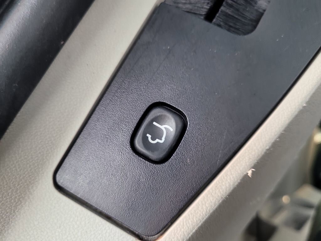 Used 2015 Chrysler Town & Country Touring image 9