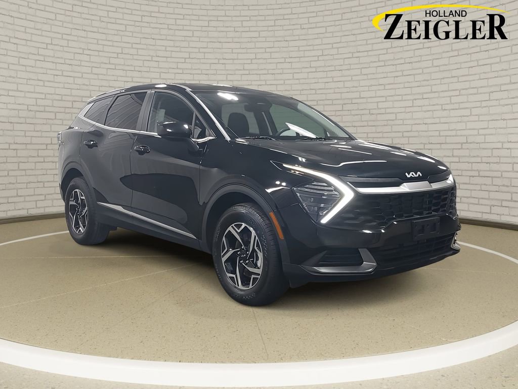 Used 2025 Kia Sportage LX image 3