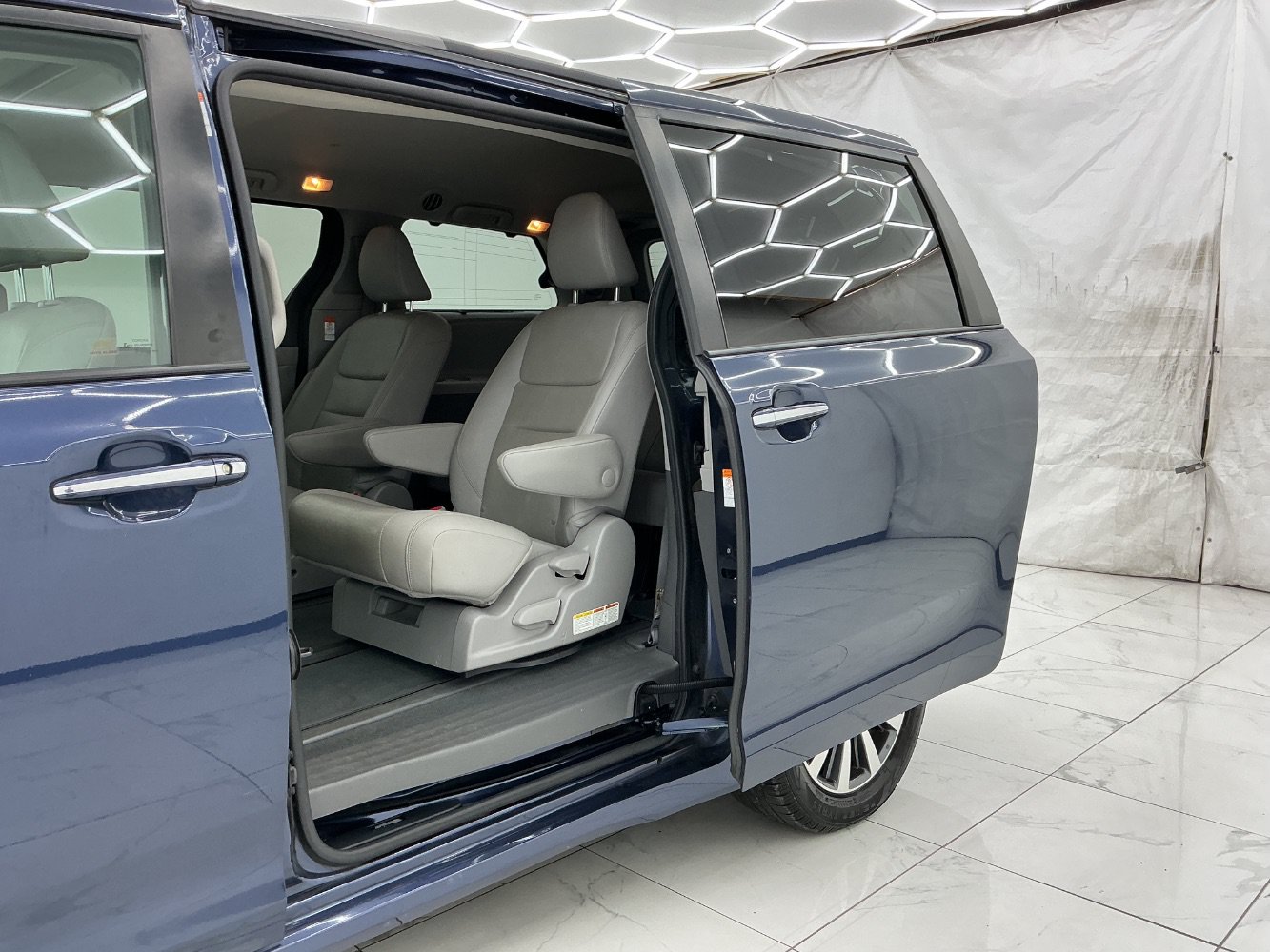 Used 2020 Toyota Sienna XLE AWD/4WD image 22