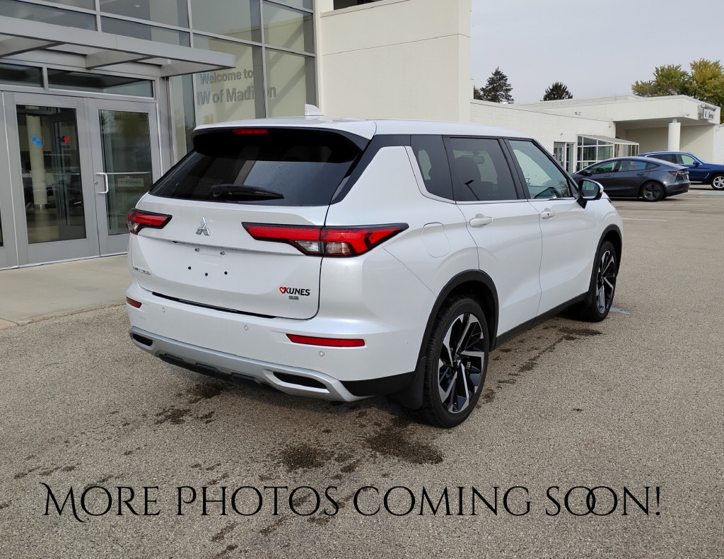 Used 2024 Mitsubishi Outlander SE AWD/4WD image 3