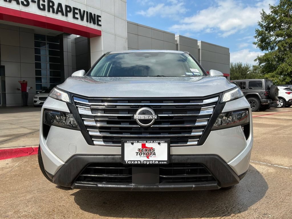 Used 2025 Nissan Rogue SV FWD image 3