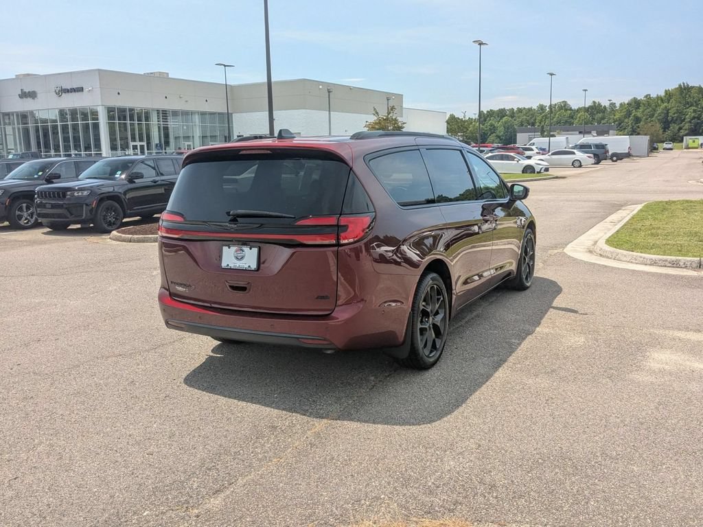 Used 2023 Chrysler Pacifica Touring-L w/ S Appearance Package AWD/4WD image 5