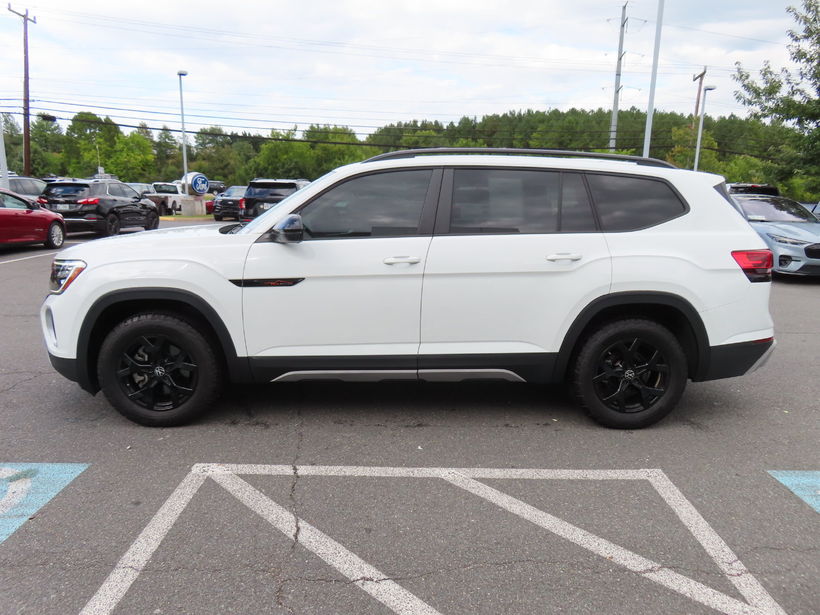 Used 2025 Volkswagen Atlas Peak Edition SE AWD/4WD image 8