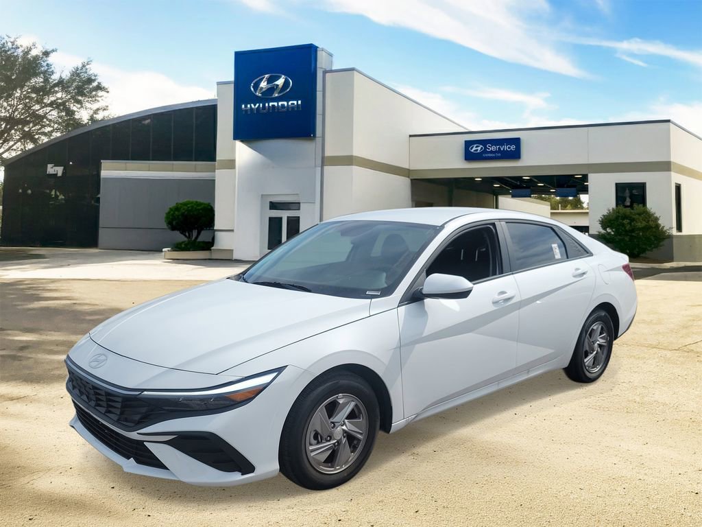 Certified 2025 Hyundai Elantra SE image 2