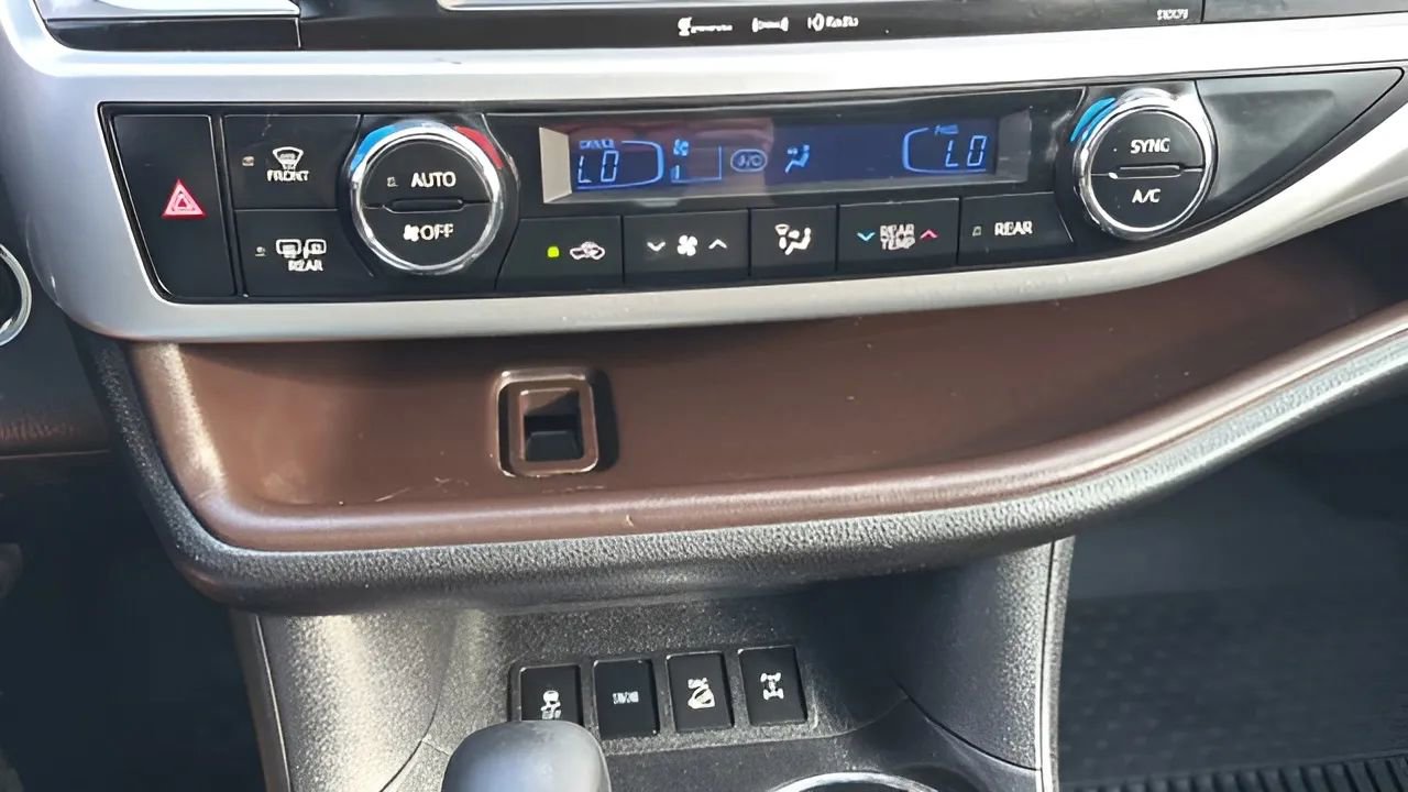 Used 2017 Toyota Highlander XLE image 30