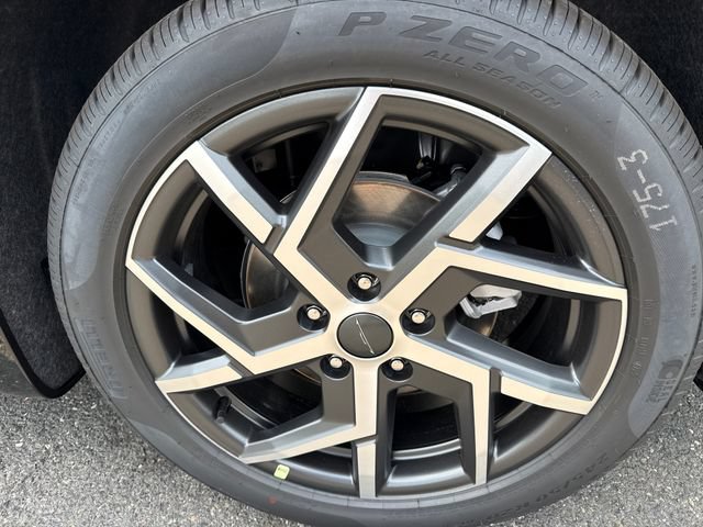 New 2027 Chrysler Pacifica Pinnacle w/ Theater Group FWD image 6