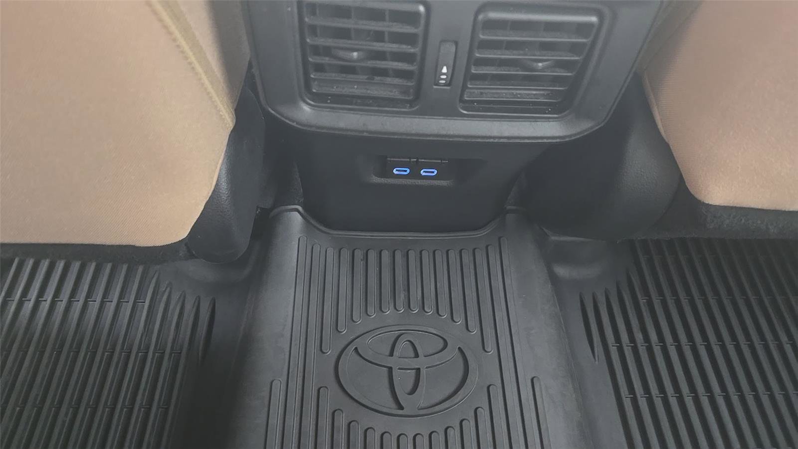 Used 2022 Toyota RAV4 XLE w/ Convenience Package image 16