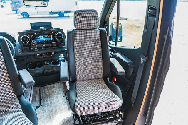 Used 2024 Mercedes-Benz Sprinter 2500 image 37