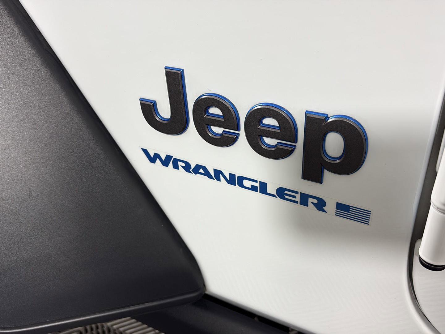 Used 2023 Jeep Wrangler Unlimited w/ Sun & Screen Package image 11