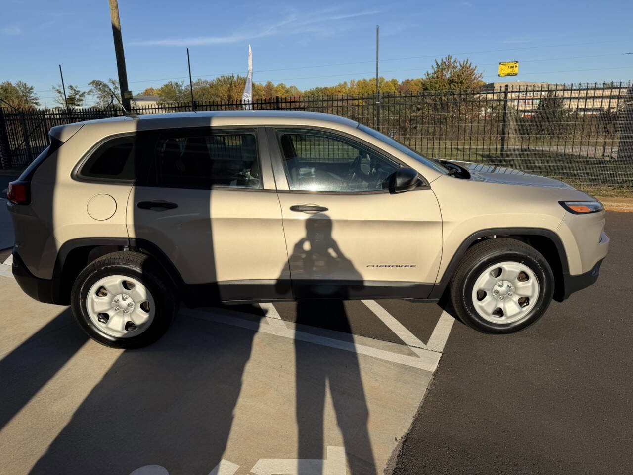 Used 2014 Jeep Cherokee Sport w/ Cold Weather Group AWD/4WD image 7