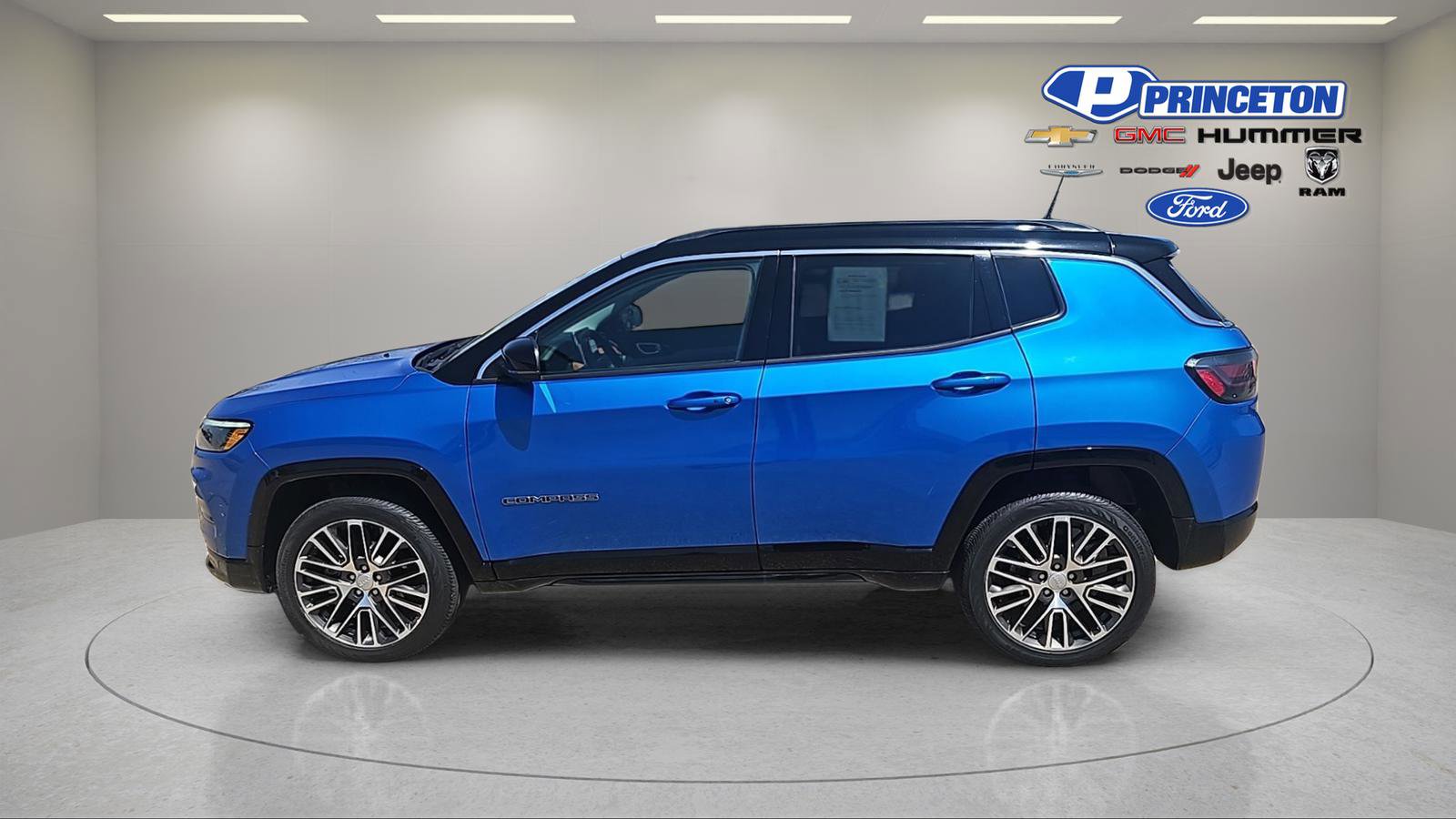 Used 2022 Jeep Compass Limited w/ Elite Group AWD/4WD image 4