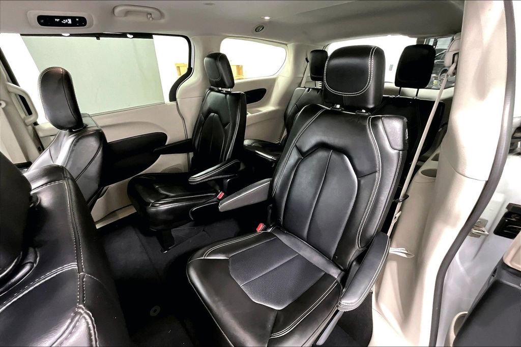 Used 2023 Chrysler Pacifica Touring-L FWD image 33