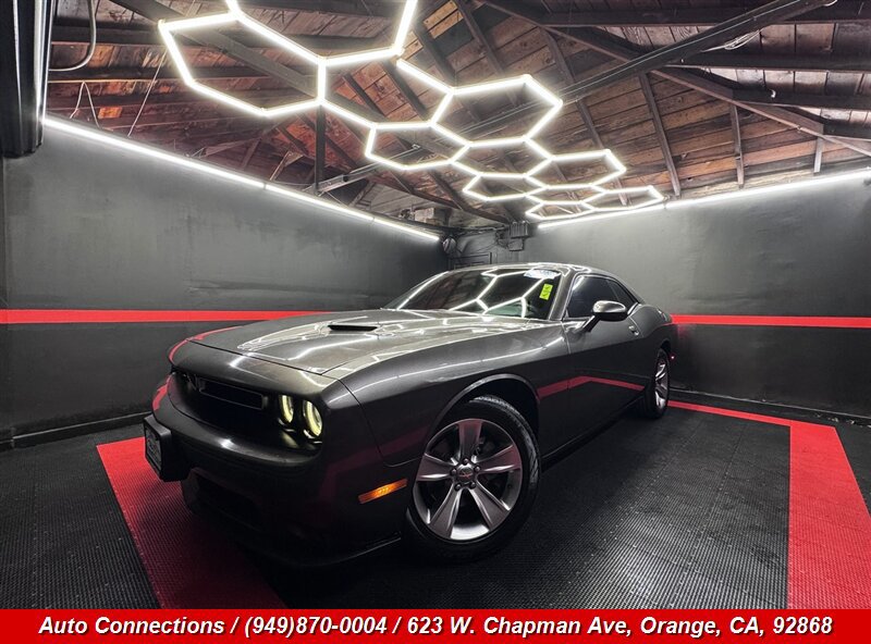 Used 2015 Dodge Challenger SXT RWD image 2