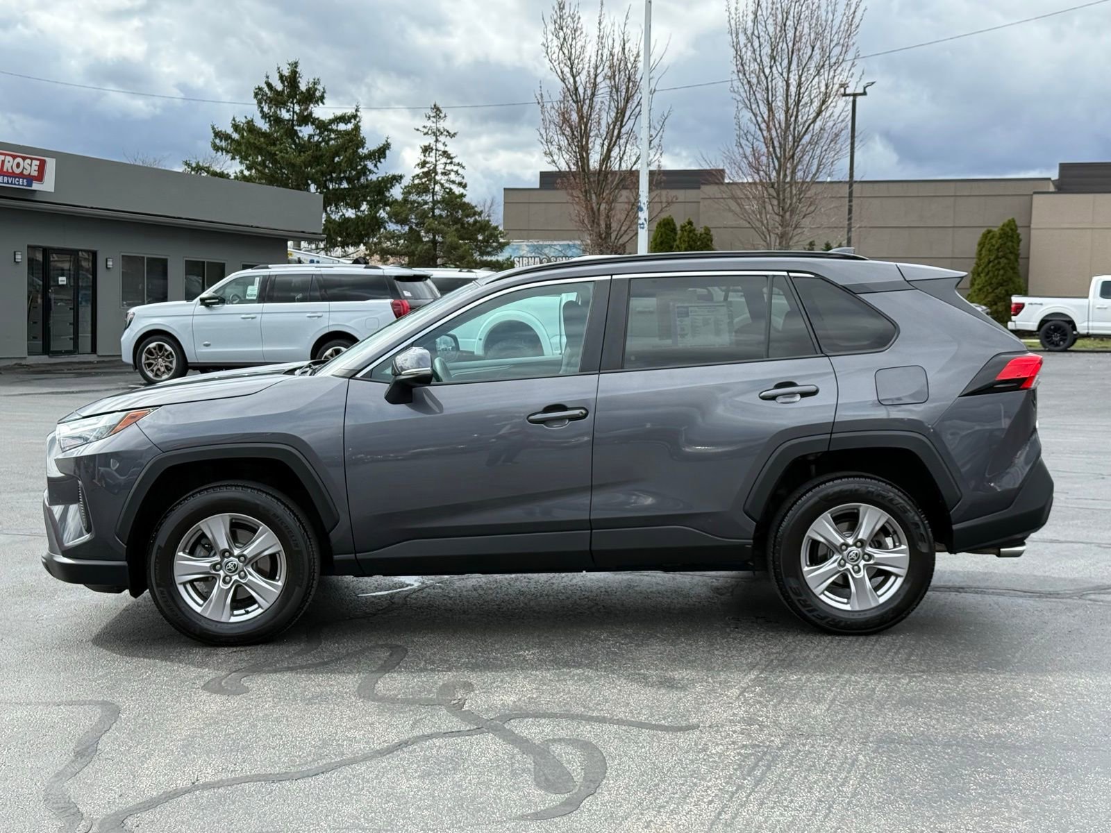 Used 2022 Toyota RAV4 XLE AWD/4WD image 6