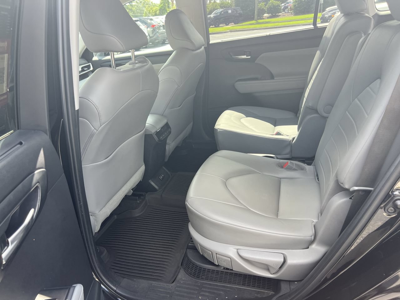 Used 2023 Toyota Highlander XLE FWD image 32