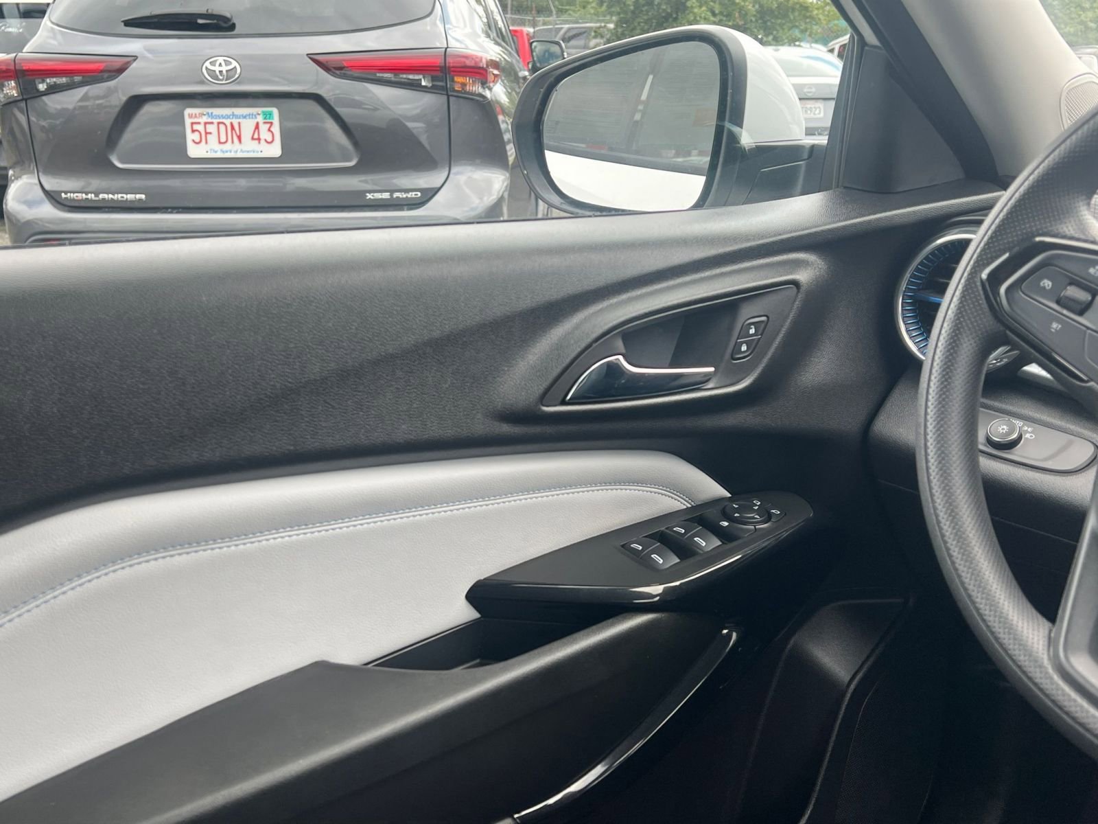 Used 2025 Chevrolet Trax LT FWD image 18