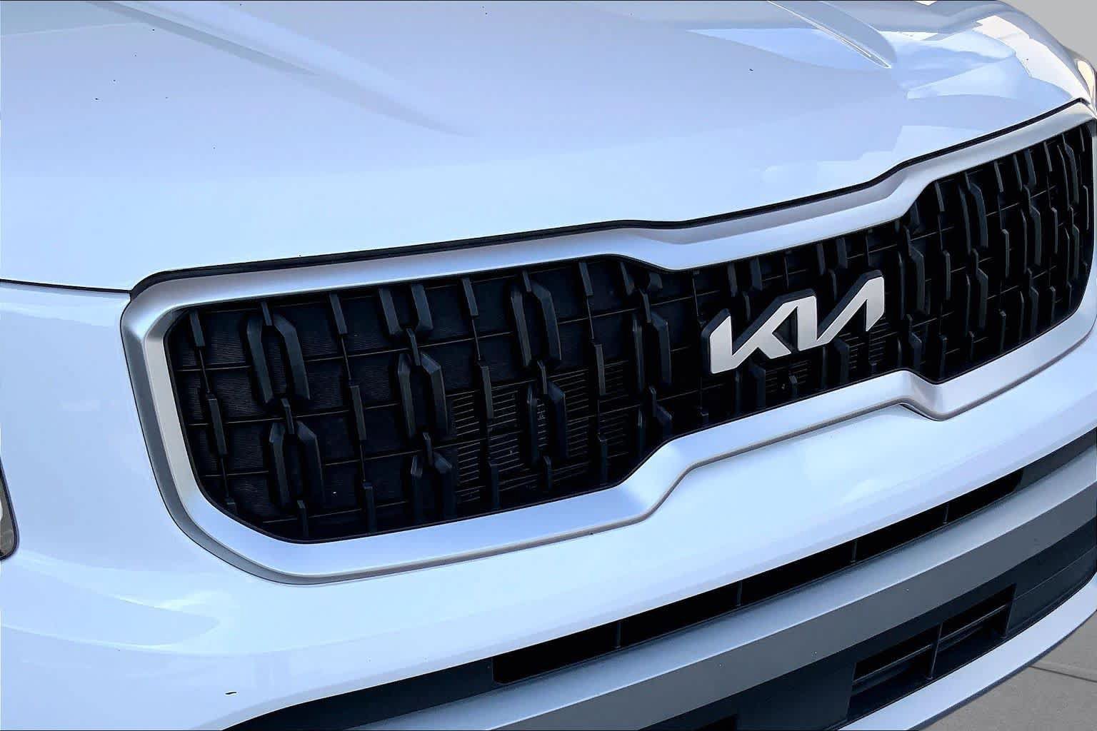 Used 2023 Kia Telluride EX w/ EX Captain's Chair Package FWD image 32