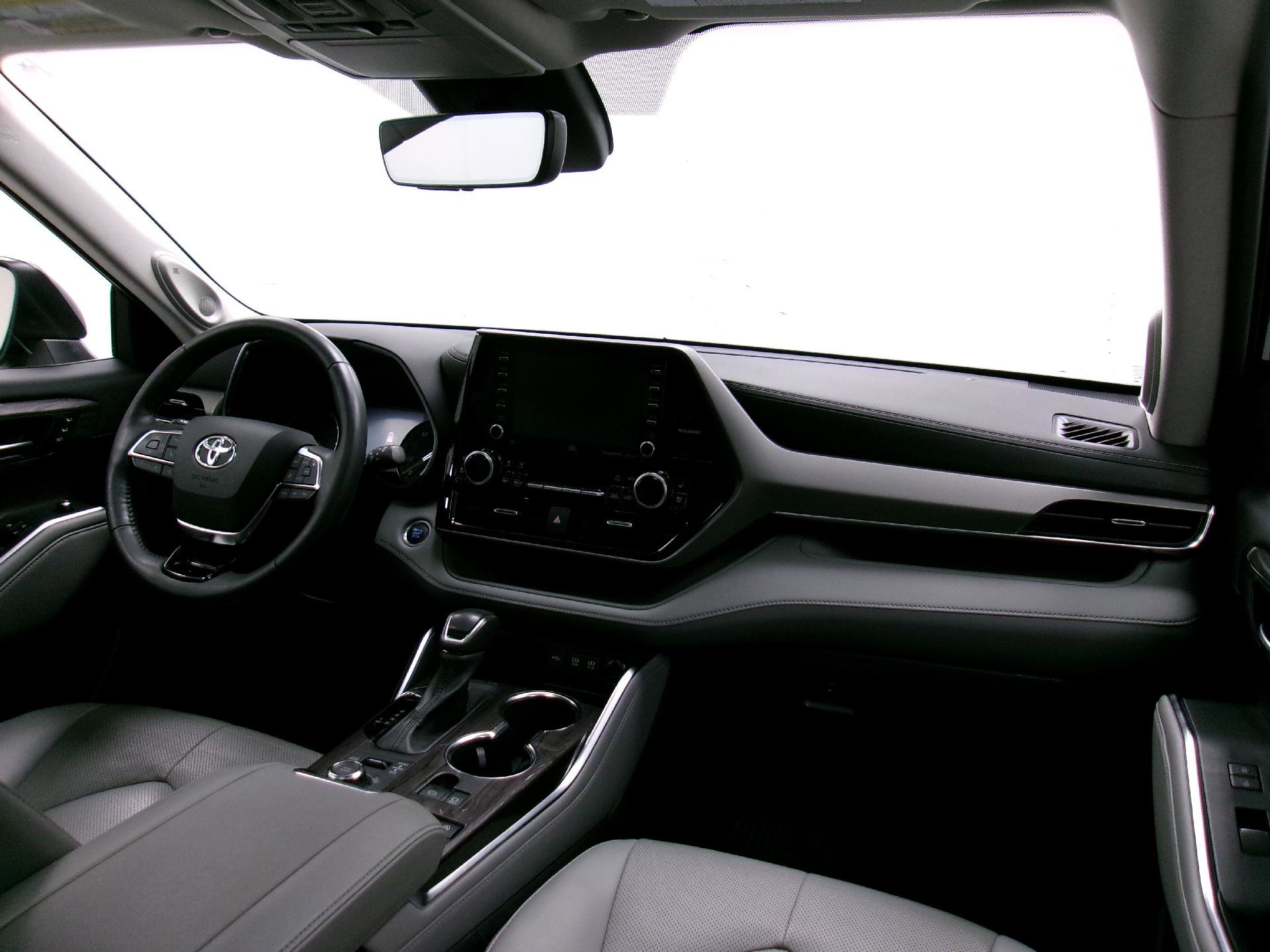 Used 2021 Toyota Highlander Limited image 3