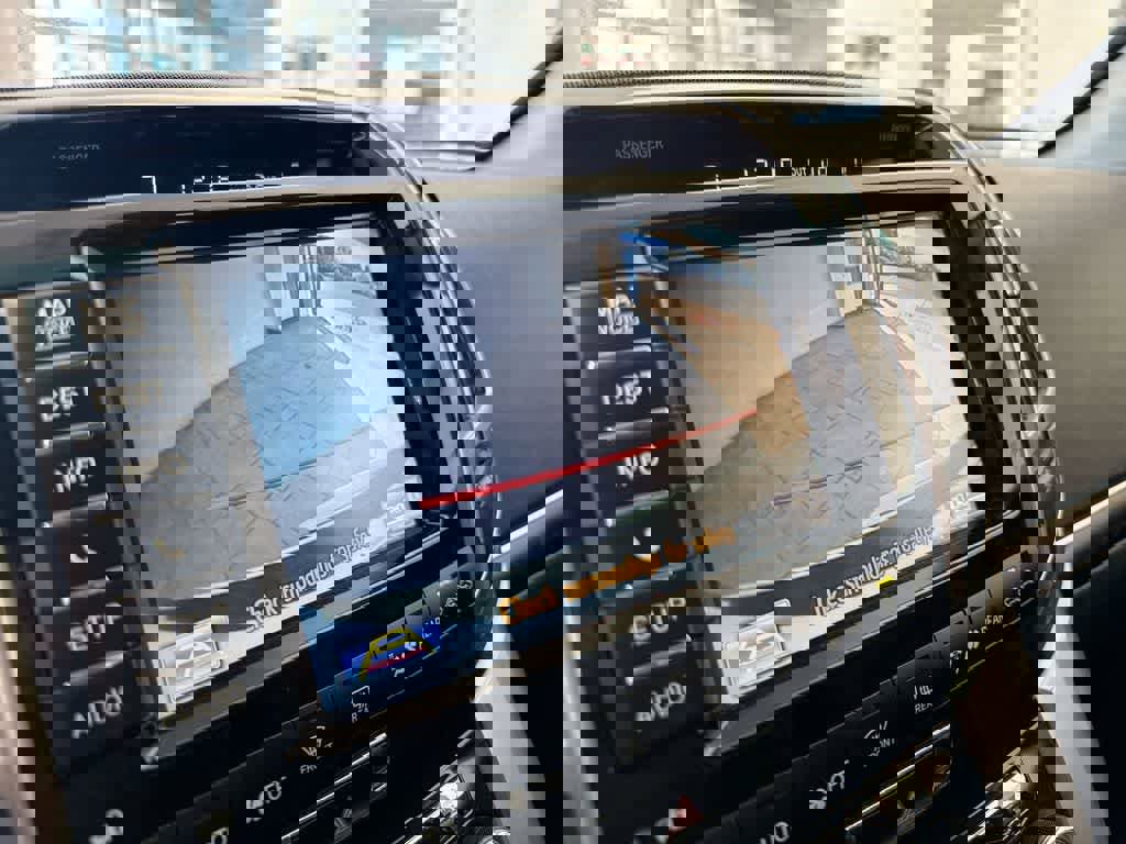 Used 2015 Toyota Land Cruiser image 33