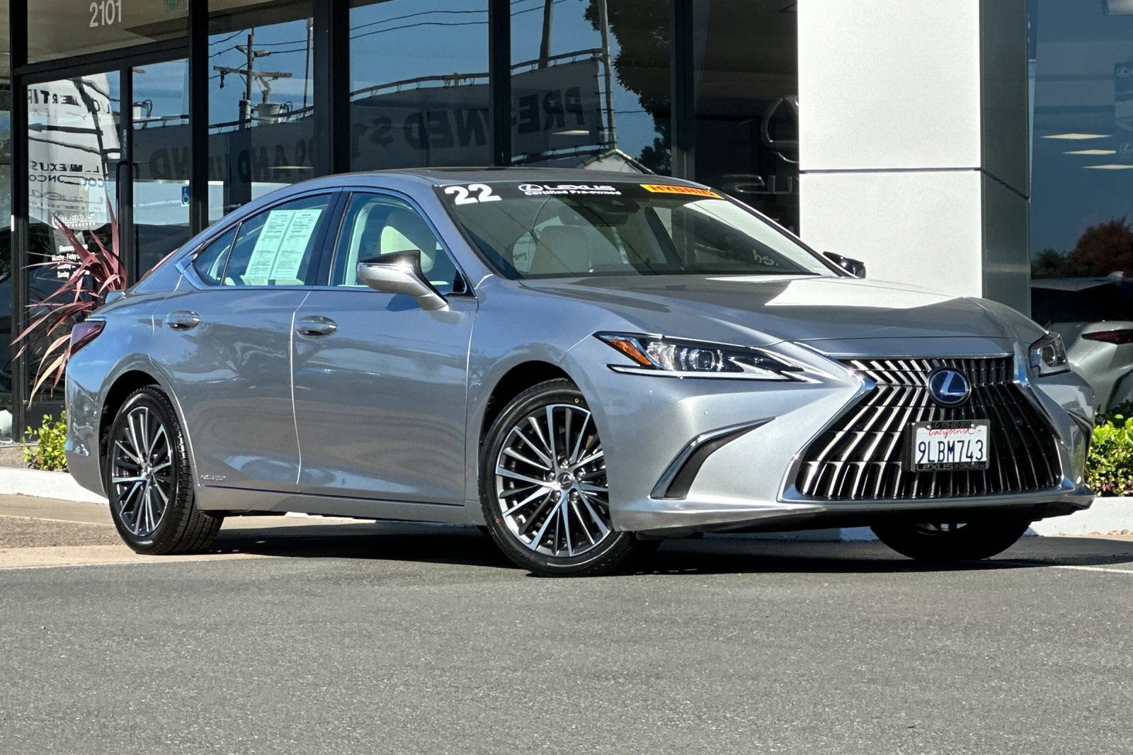 Used 2022 Lexus ES 300h w/ Premium Package FWD image 2