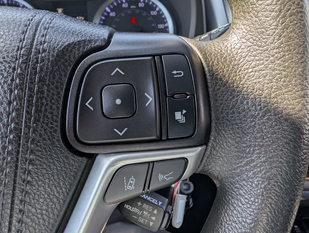 Used 2019 Toyota Highlander LE AWD/4WD image 25