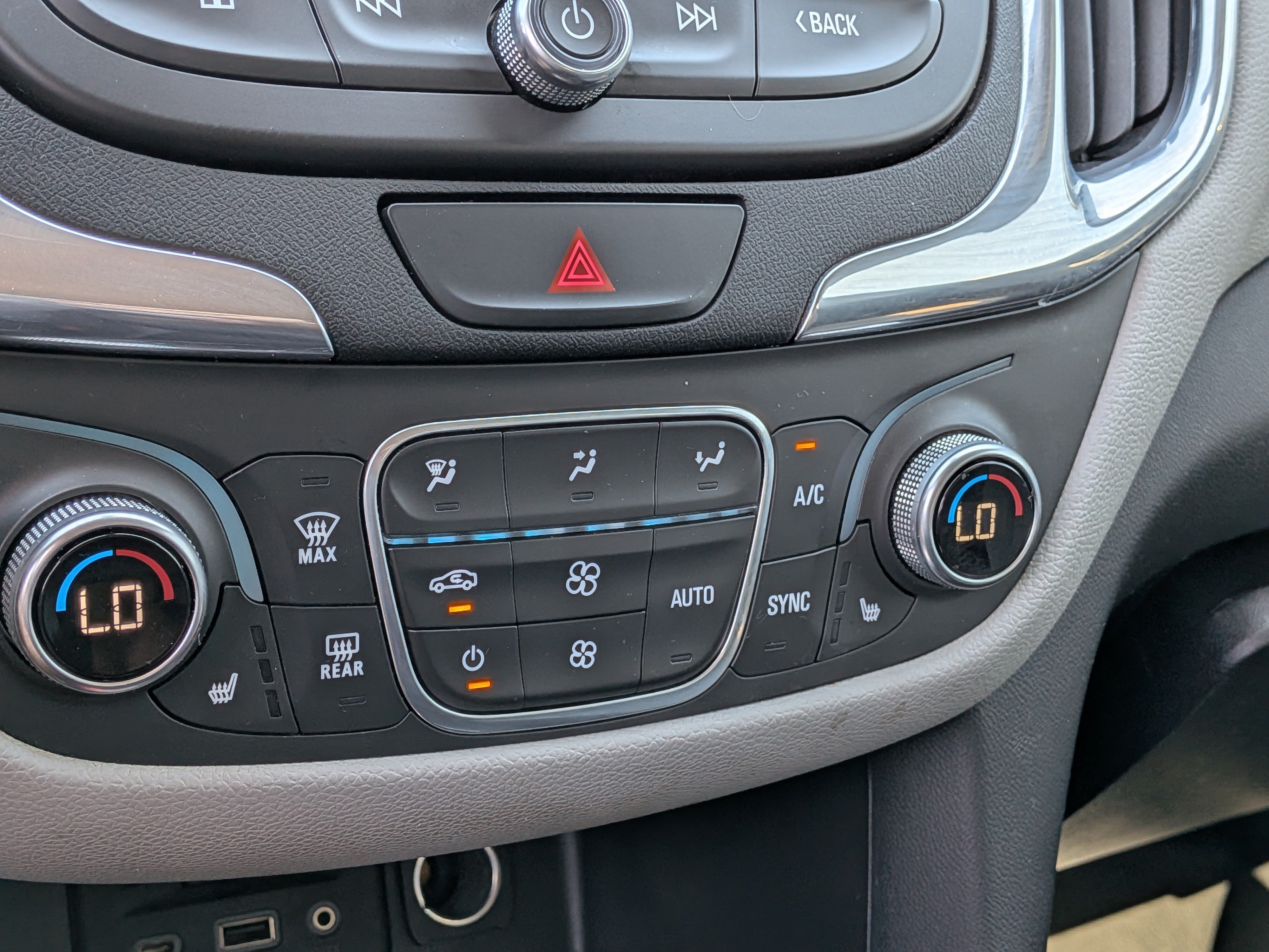 Used 2019 Chevrolet Equinox LT w/ Sun & Navigation Package FWD image 32
