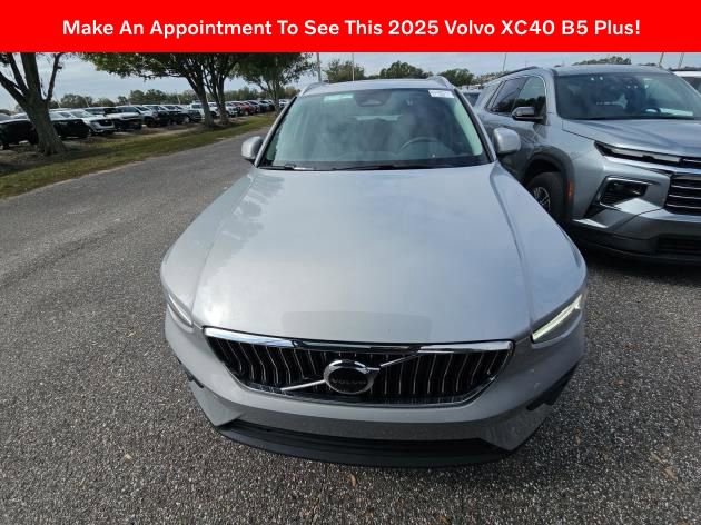 Certified 2025 Volvo XC40 B5 Plus image 2