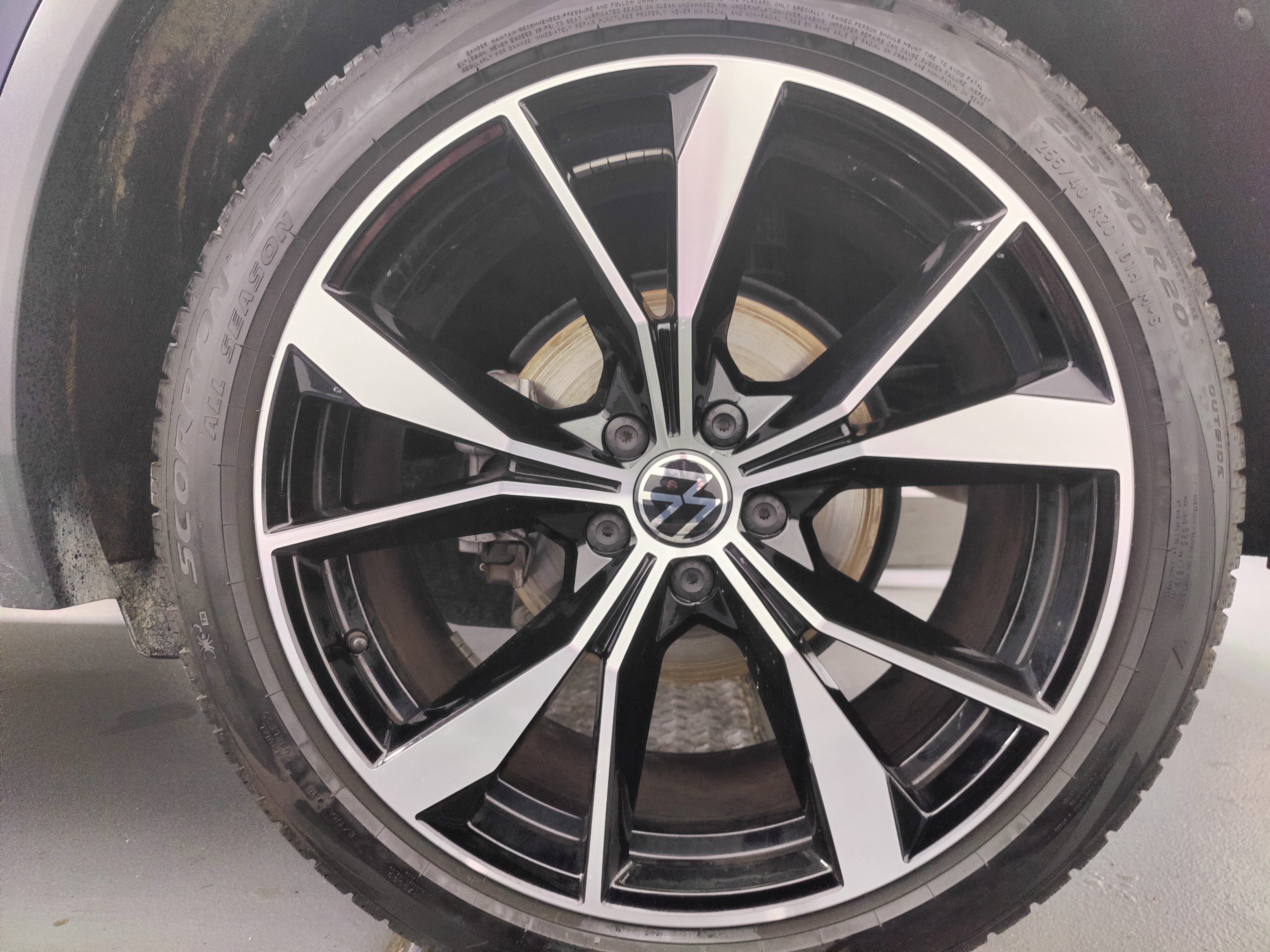 Used 2024 Volkswagen Tiguan SEL R-Line image 9