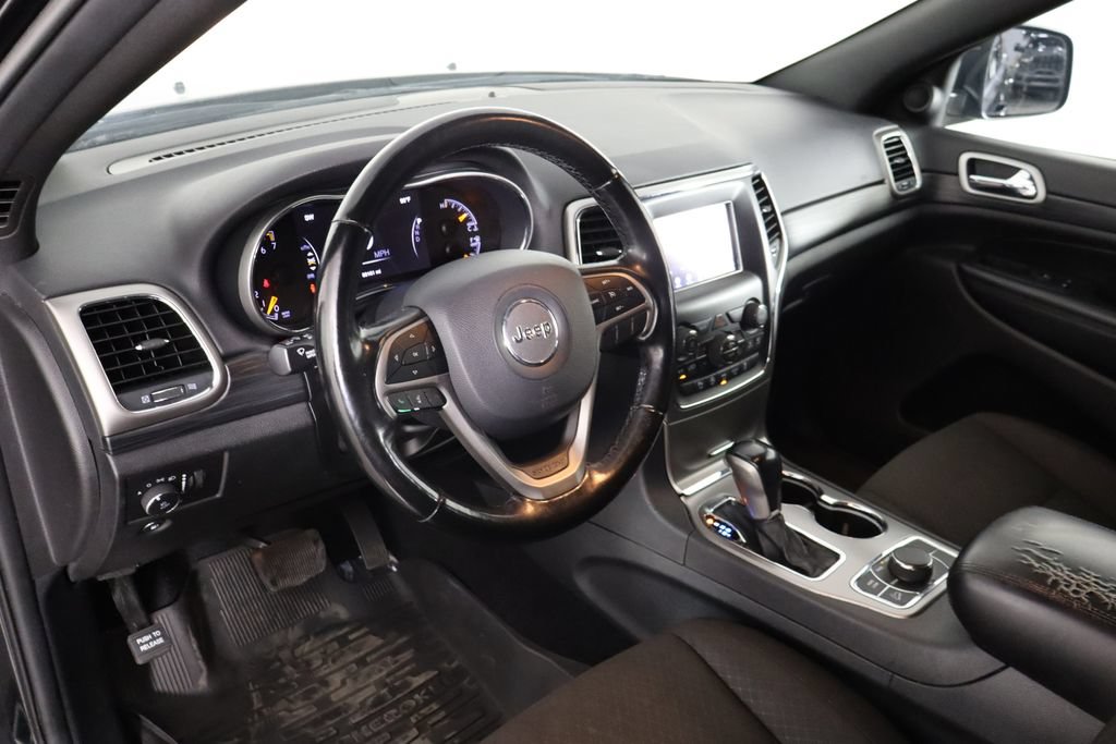 Used 2020 Jeep Grand Cherokee Laredo AWD/4WD image 24