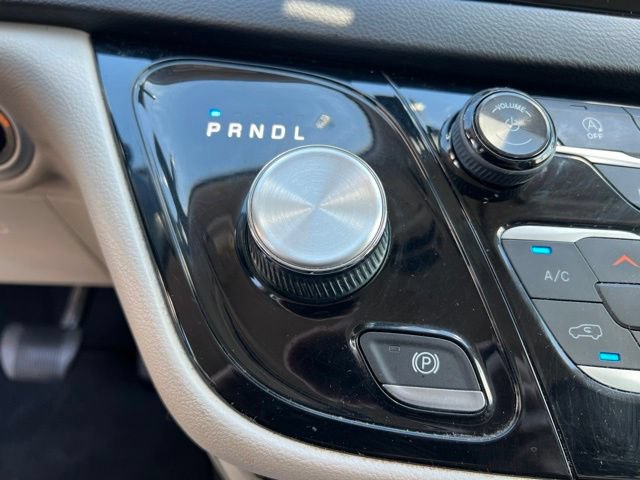 Used 2018 Chrysler Pacifica Touring-L FWD image 21