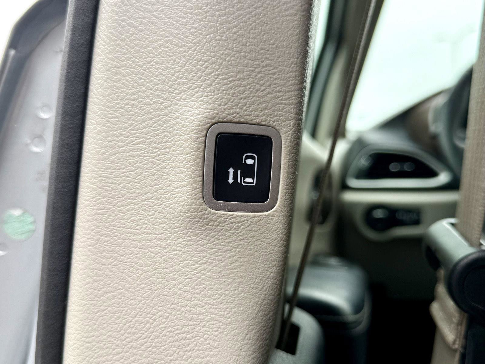 Used 2022 Chrysler Voyager LX FWD image 15